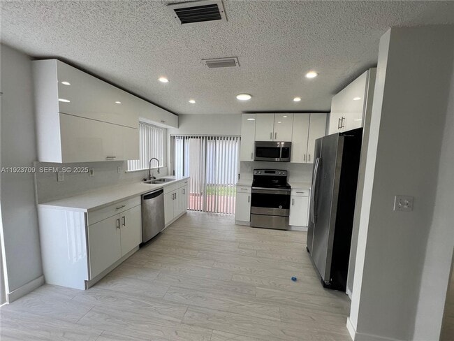 Foto del edificio - 6124 SW 149th Ave