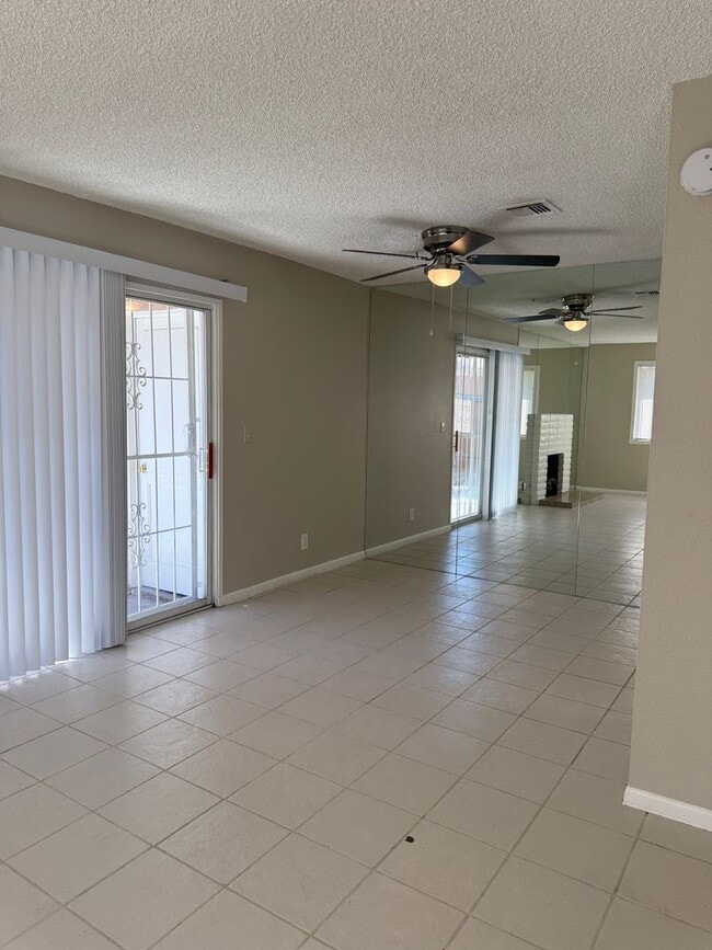 Building Photo - 3619 Villa Knolls E Dr