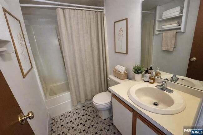 Building Photo - 19 Plauderville Ave