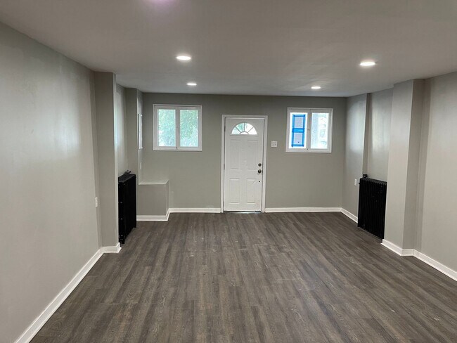 Foto del edificio - FABULOUSLY RENOVATED 4BR, 2Bath HOME IN TH...