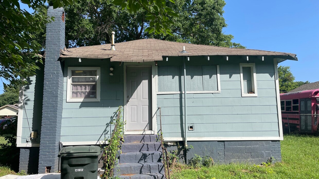 Building Photo - 4029 Walnut Ave SW