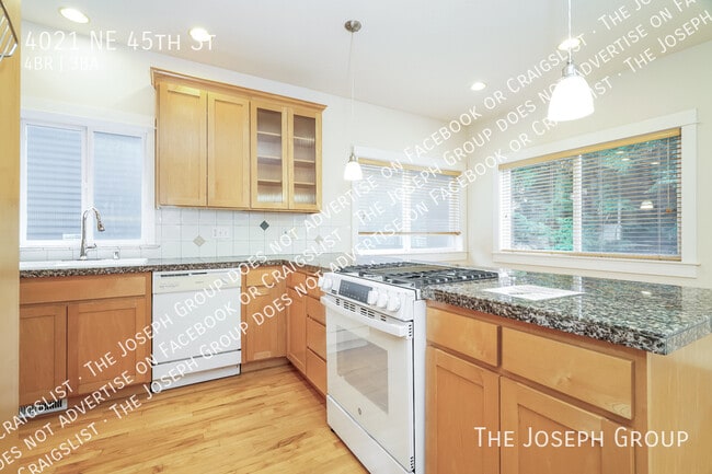 Building Photo - 4021 NE 45th St