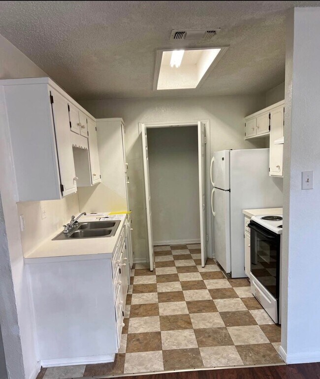 Building Photo - 1706 Copperfield Cir