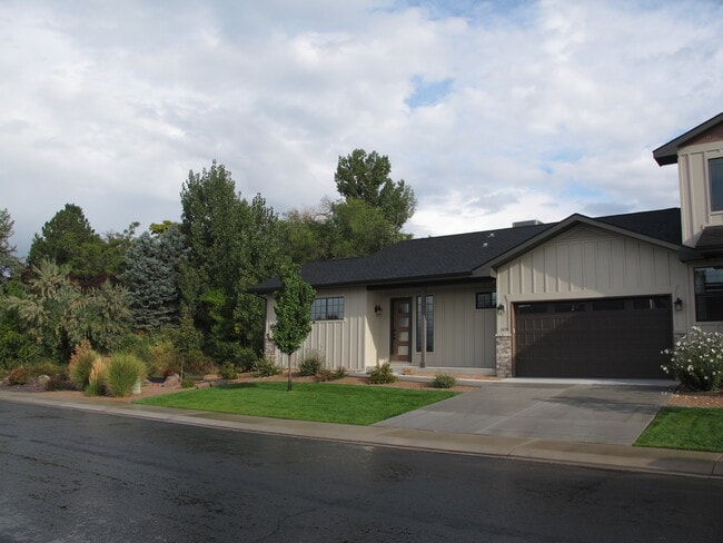 Building Photo - 1670 Wellington Ave