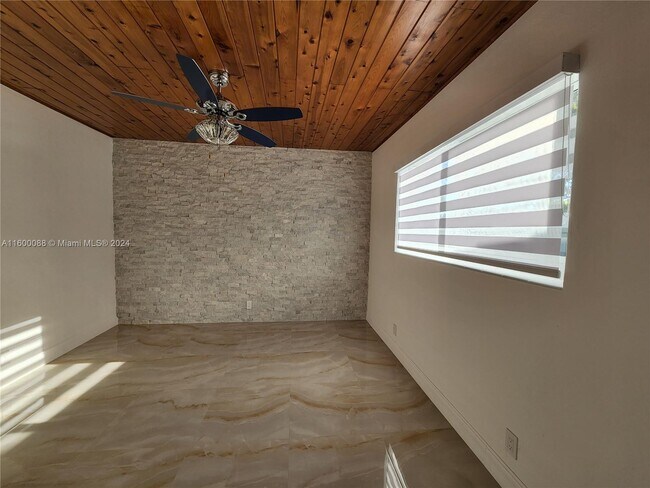 Foto del edificio - 1113 NE 8th St