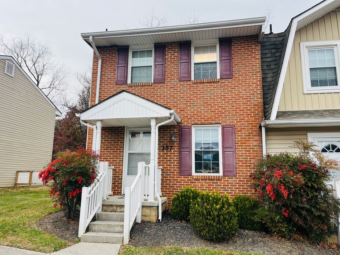 Foto principal - 2 Bedroom, 1.5 Bath Townhouse