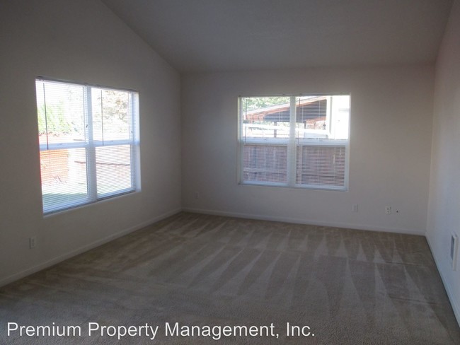 Foto del edificio - 4505 Samantha Ave NE