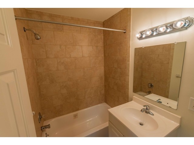 Cuarto de baño modelo - Mill Creek Village Apartments