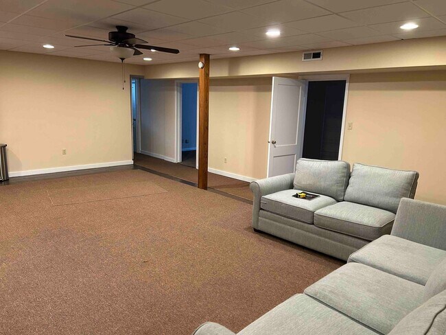 Foto del edificio - Large Apartment Above Commercial Building