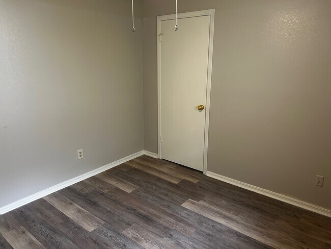 Bedroom 1 - 418 S Park Ave