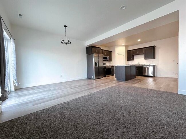 Building Photo - 225 950 E