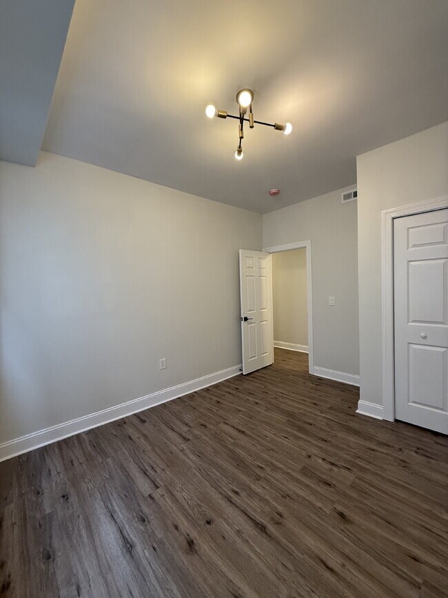 Foto del edificio - Renovated 2-Bedroom Apartment in Vibrant U...