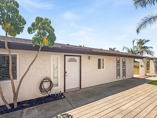 Building Photo - 3B/2BA with Private Patio & Atrium in Ocea...