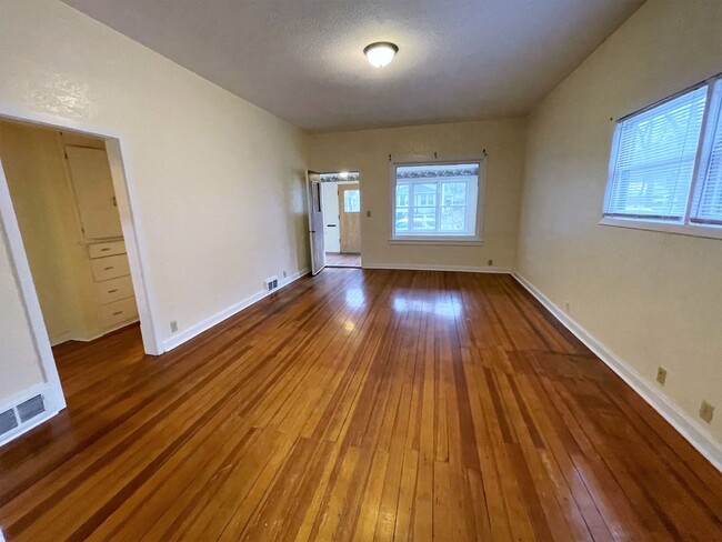 Building Photo - 602 E 2nd- 2 Bedroom house