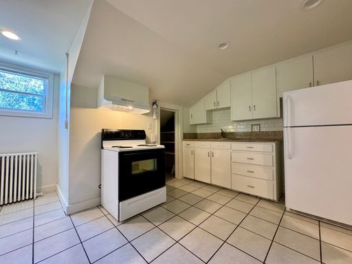 Foto del edificio - LARGE 2 Bed, 1 Bath Apartment Available NOW!!