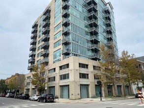 Building Photo - 1000 W Leland Ave