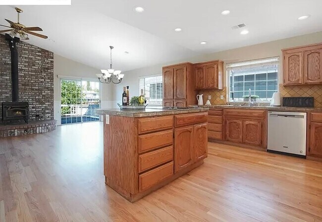 Building Photo - 107 W Lake Dr