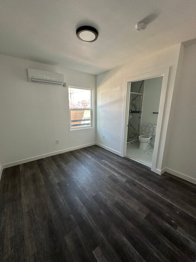 Foto del edificio - 1664 W 36th St