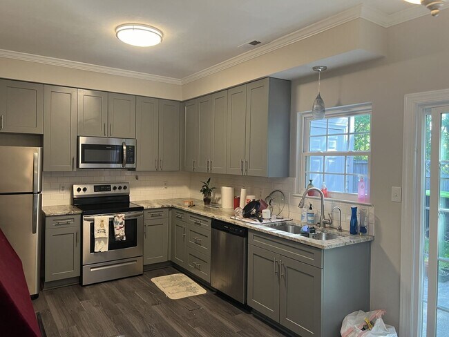 Building Photo - Beautifully updated townhome in Smithy Glen, Coventry!
