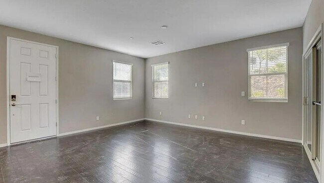 Foto del edificio - 37 Alamere Falls Dr