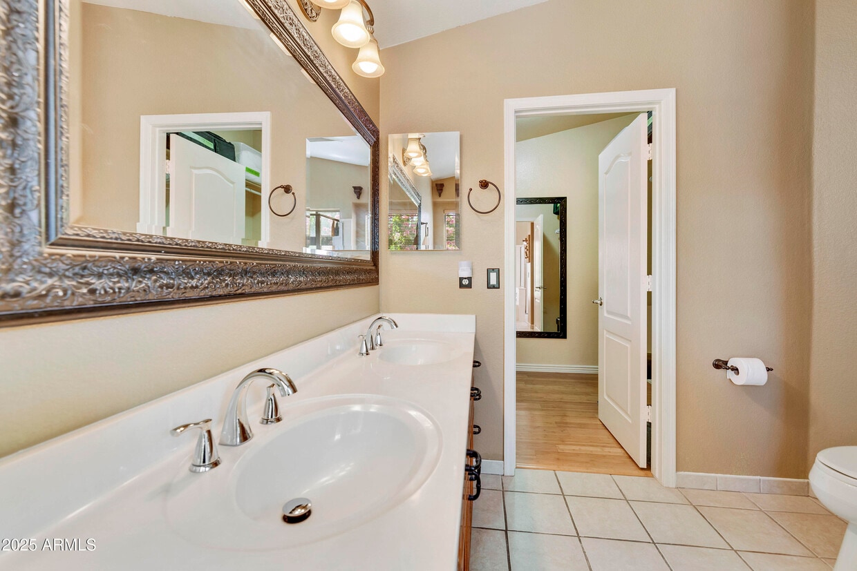 Primary Photo - 519 E Devon Dr