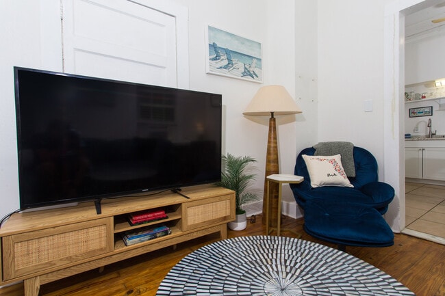 Building Photo - 608 N 9th Ave