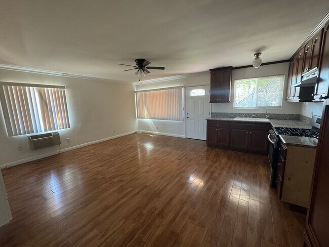 Sala de estar/Cocina pequeña - 1010 Thompson Ave