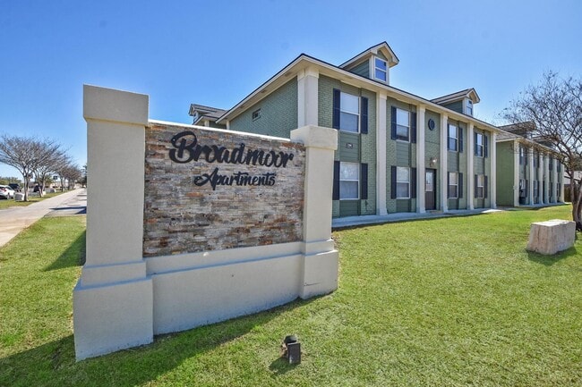 Building Photo - 1512 Broadmoor Dr