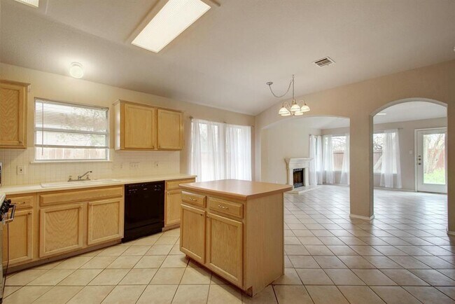 Building Photo - 14833 Montoro Dr