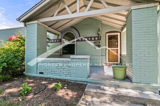 Foto del edificio - Charming 1890 Victorian Duplex with Mature...