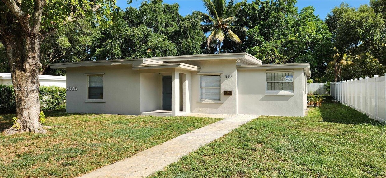 Foto principal - 830 NE 143rd St