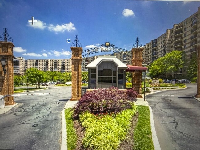 Foto del edificio - 8360 Greensboro Dr