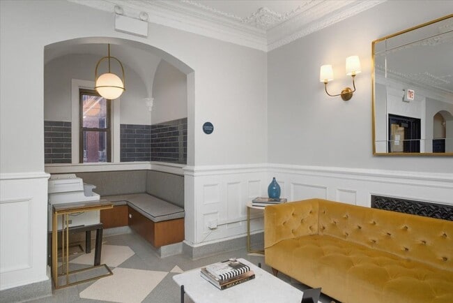 Building Photo - 1140 N La Salle Dr