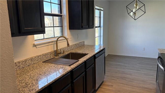 Building Photo - 621 E 1st St