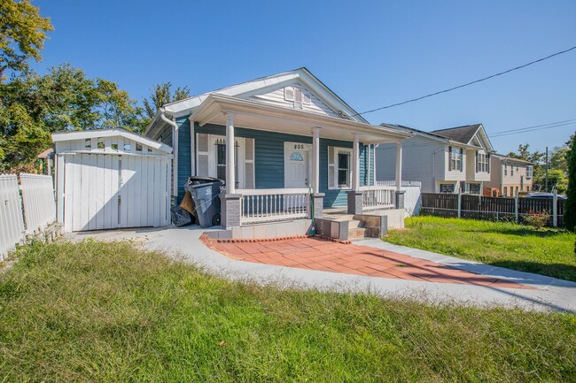 Building Photo - Charming 4 BR/2 BA Single-Family Home in F...