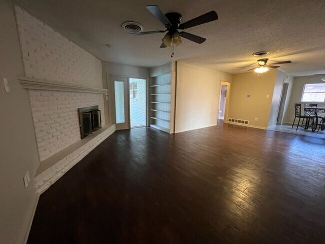 Foto del edificio - 3626 BROOK HOLLOW DR