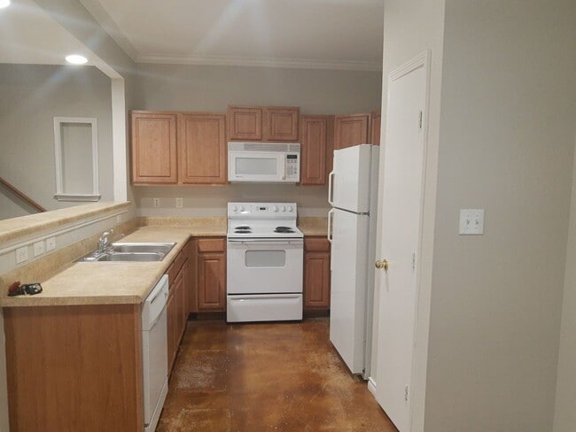 Building Photo - Garden at Summit * 3 Bedroom Townhome w/small backyard and 1-car direct access garage