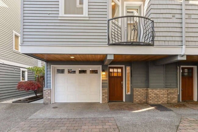 Building Photo - Stunning Capitol Hill Townhome in Prime Seattle Location – 3BR / 3BA Available June 7