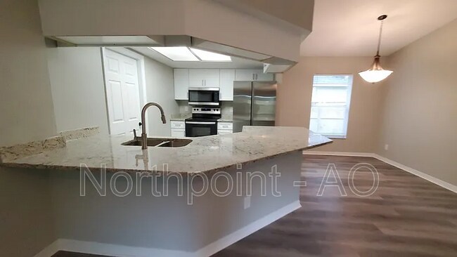 Foto del edificio - Move-In Ready 3 Bed Home with Garage & Fenced Yard in Tampa, FL