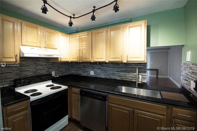 Building Photo - 2 br, 2 bath  - Village Square Condo