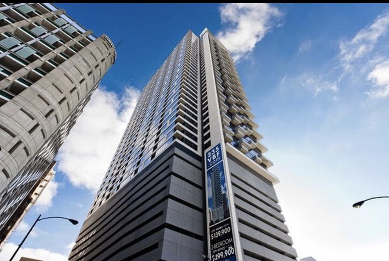 Foto principal - 235 W Van Buren St
