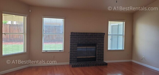 Foto del edificio - 416 Mid Pines Way