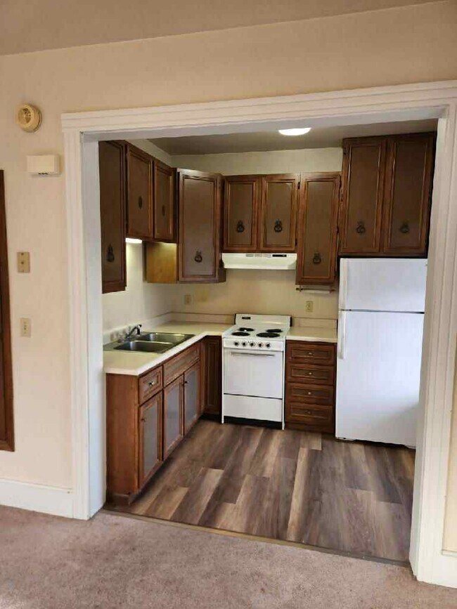 Cocina con suelo nuevo - 1318 N Main St