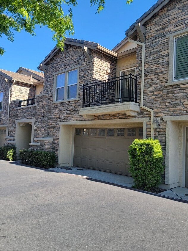 Foto principal - Adorable 3 bedroom 2.5 Bath Condo