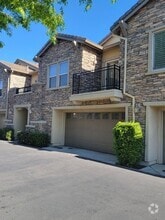 Building Photo - 3301 N Park Dr