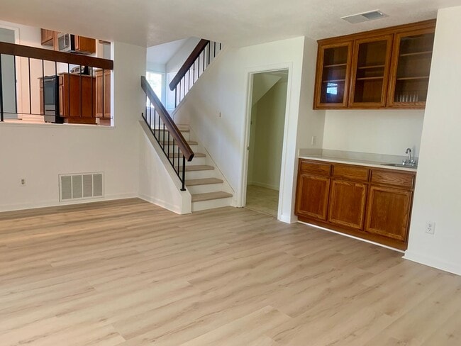 Building Photo - Large 4 bedroom in Orangevale with huge yard
