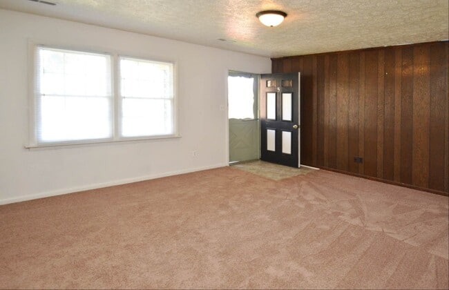 Building Photo - 6 Rainbow Forest Dr