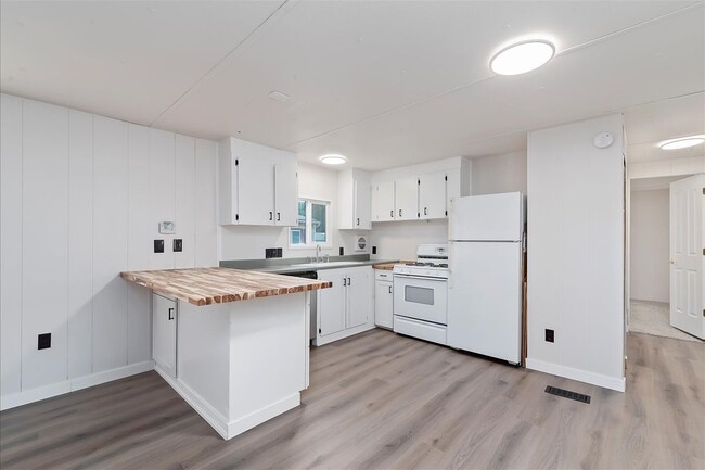 Building Photo - 10601 N Horseshoe Bend Rd