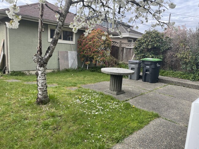 Building Photo - 6039 Ontario St