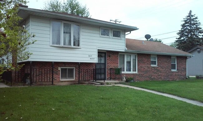 Front View - 1100 Rahill Ct